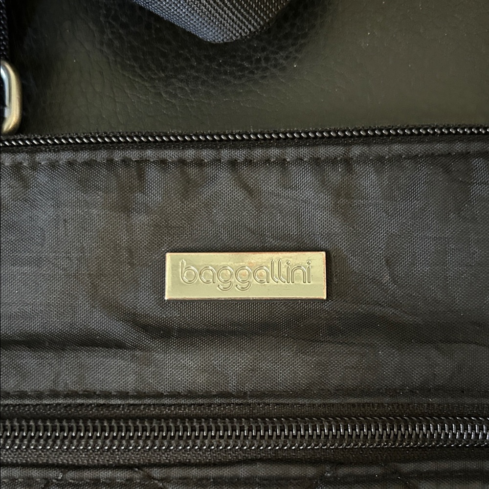Baggalini Quilted Crossbody Bag - Picture 2 of 3